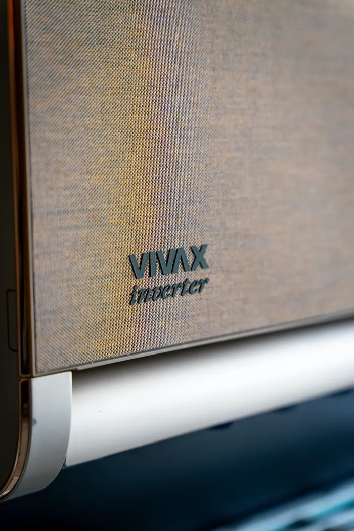 Klimatyzator Vivax z panelem w szarej tkaninie